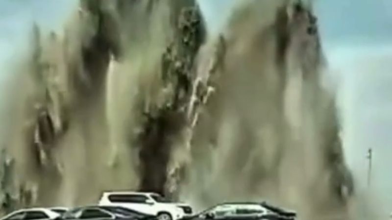 Вода забила фонтаном из-под земли: в Жанаозене прорвало трубопровод