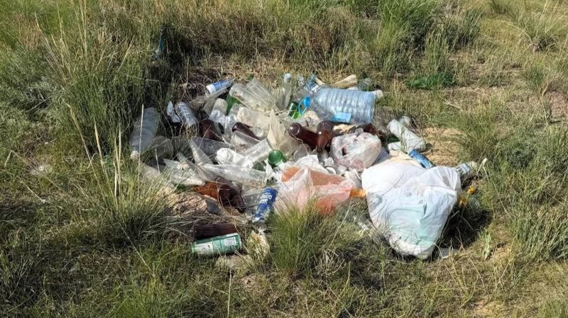 Алматинцы возмутились мусором у реки Курты