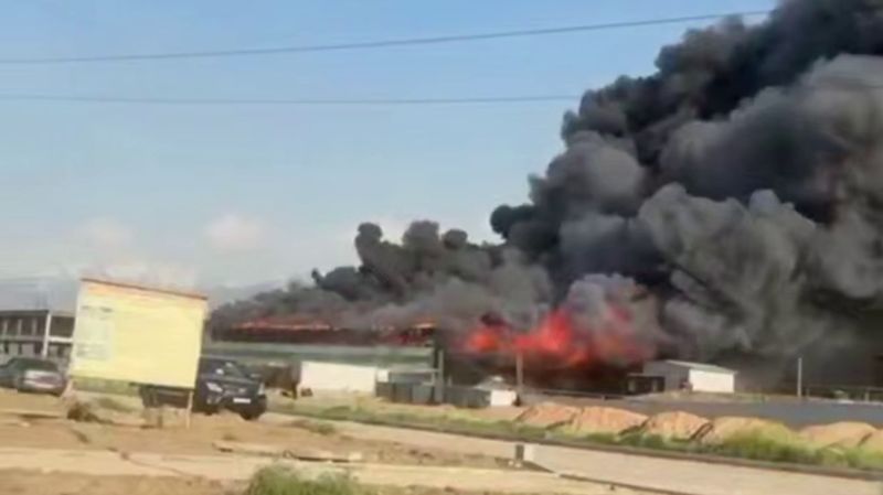 Ангар вспыхнул на территории картонного завода под Алматы