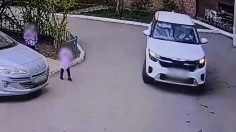 Двухлетний ребёнок погиб под колесами авто во дворе дома в Астане