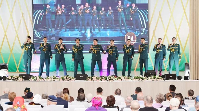 В Астане гвардейцы устроили концерт для пожилых людей