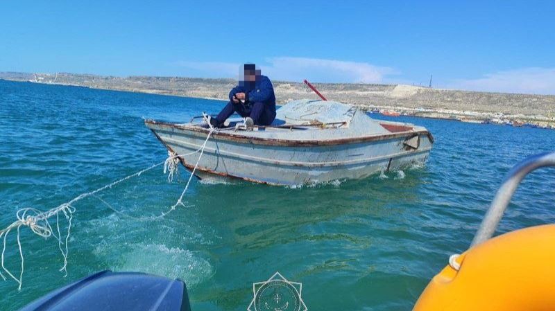 Унесло ветром: в Каспийском море спасли мужчину