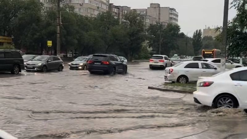 Ливень затопил улицы Актобе: автомобили плывут по улицам