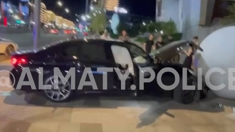Очередное ДТП на аль-Фараби: BMW вылетел к музею искусств и снес арт-объект