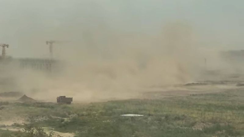 Пыльная буря поднялась на стройке на окраине Алматы