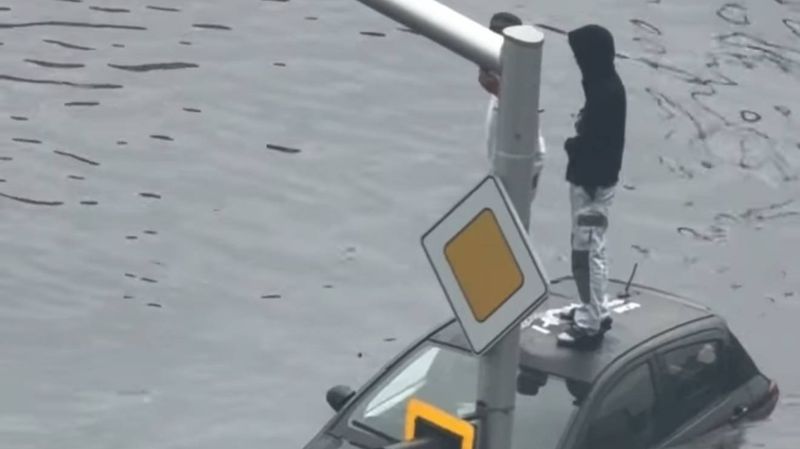 Астану затопило после мощного ливня с градом