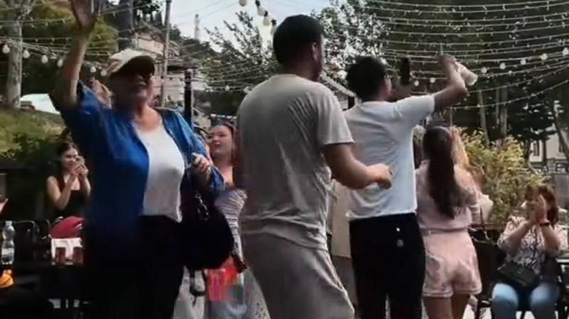 Уличный музыкант в Грузии поставил казахскую музыку для казахстанских туристов