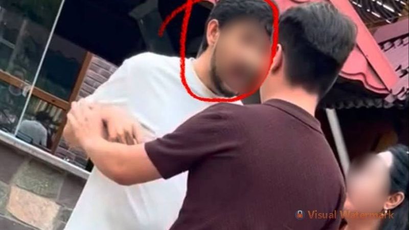 бил официанта 