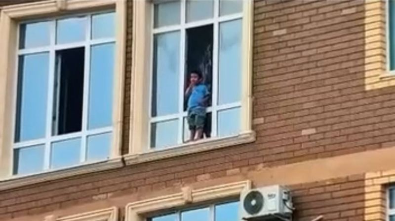 Ребенок чуть не упал с окна десятого этажа