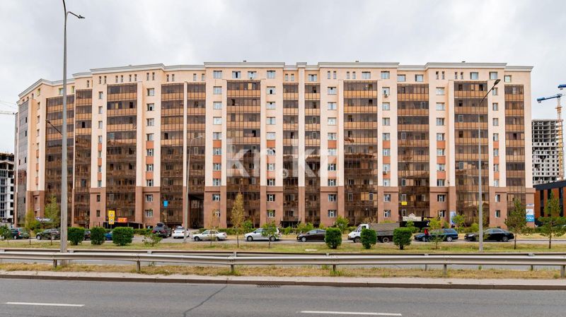Уксусный дождь: В Астане неизвестные обливают прохожих с верхних этажей ЖК